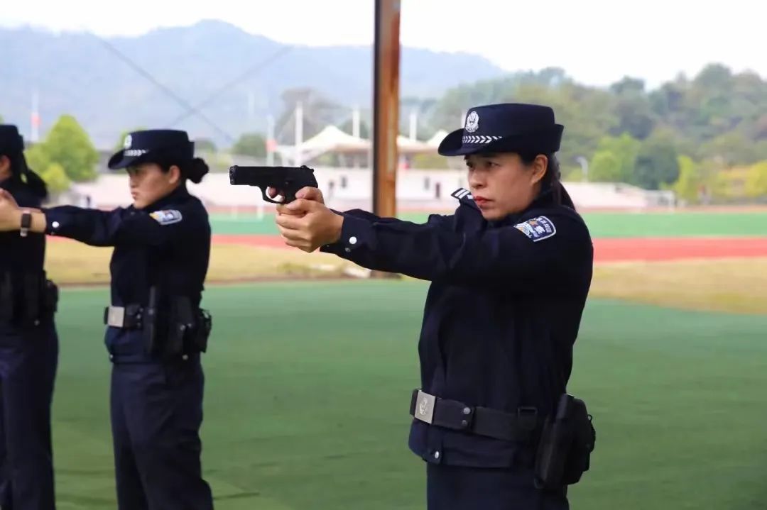 黄秀华参加警务技能训练。新罗公安供图