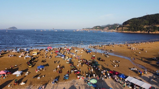 海灘上游人如織。閩東日報社融媒體中心供圖
