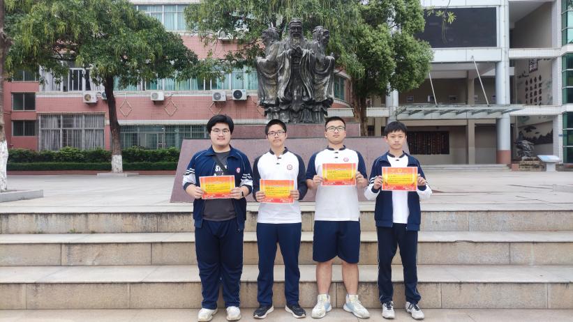 周子轩、林预凯、张远辉、鲍磊（左起）受到学校的表彰。厦门市集美区委宣传部供图