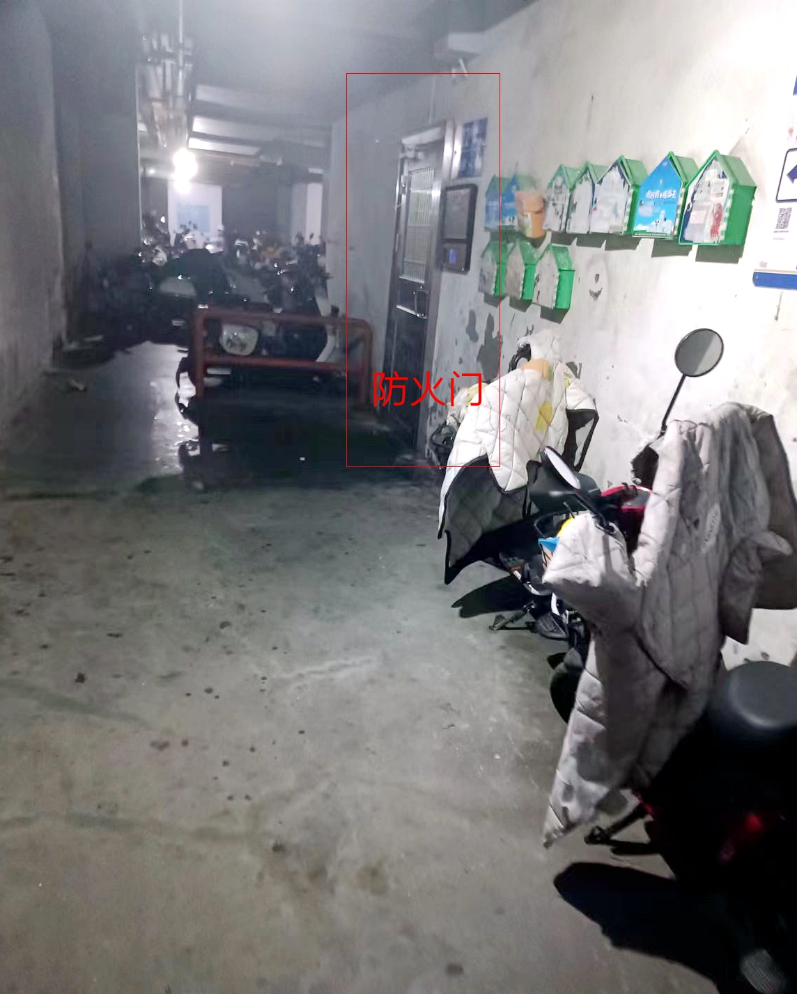 在禹洲大学城小区地下车库，电动自行车停放不规范，“防火门”没有防火功能。小区业主供图