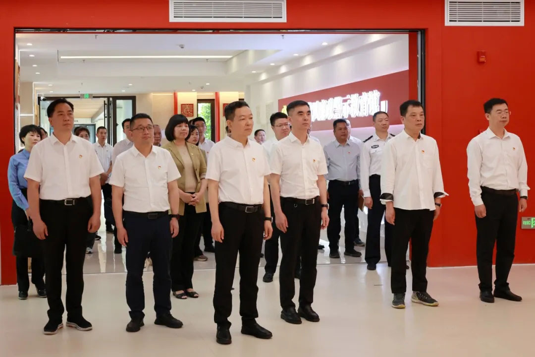 領導干部在福建省黨風廉政警示教育館參觀學習。