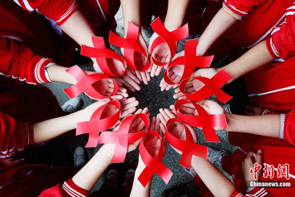全球各地迎接世界艾滋病日关爱患者(组图)